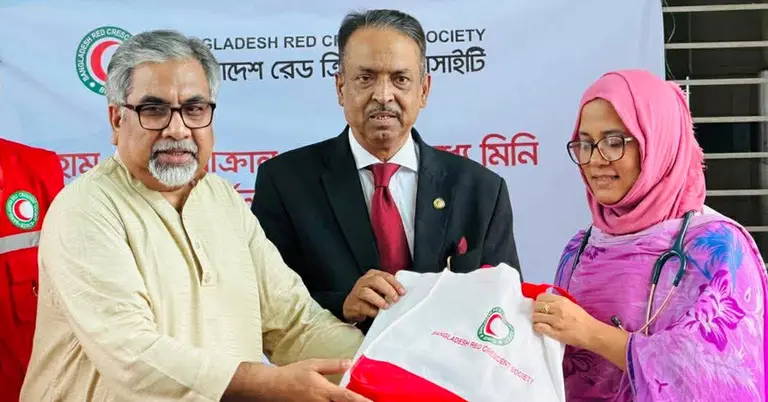 হাইজিন সামগ্রী বিতরণ করেছে রেড ক্রিসেন্ট